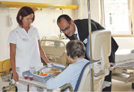 Chefarzt Professor Nikolai Wezler und die leitende Stationsschwester Brigitte Patejdl im Gespräch mit einer Patientin.