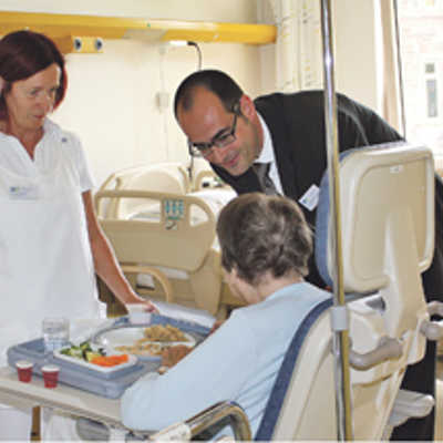 Chefarzt Professor Nikolai Wezler und die leitende Stationsschwester Brigitte Patejdl im Gespräch mit einer Patientin.