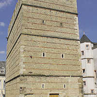 Charakteristisch für die Siedlungsstruktur im Hochmittelalter waren festungsähnliche Wohntürme der Adelsfamilien. Bis heute gut erhalten ist der "Frankenturm" in der Dietrichstraße (Foto).