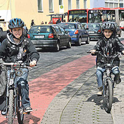 Endlich frei: Nach der letzten Unterrichtsstunde fahren diese drei Schüler des HGT über den Radweg an der Hindenburgstraße in Richtung Trier-Süd. Viele Trierer Schülerinnen und Schüler nutzen vor allem bei schönem Wetter das Fahrrad als Transportmittel.