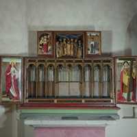 Geöffneter Flügelaltar mit Heiligenbildern