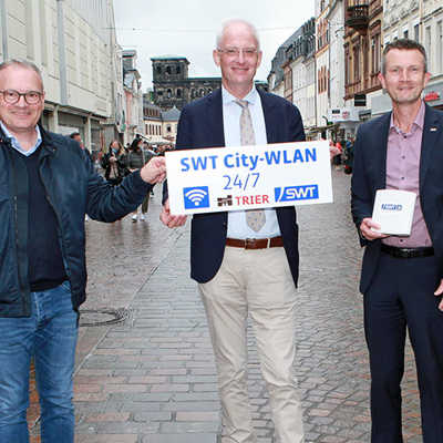 SWT-Vorstandschef Arndt Müller, OB Wolfram Leibe und Martin Marx, Geschäftsführer der SWT trilan GmbH (v. l.), präsentieren das neue Gratis City WLAN. Foto: Stadtwerke