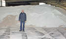 Was aussieht wie der erste Schnee, ist ein Teil des Salzes, das die Stadt für die kalte Jahreszeit vorhält. Ralf Hölzmer, Einsatzleiter Winterdienst, überzeugt sich von den Lagerbeständen.