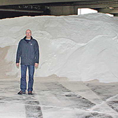 Was aussieht wie der erste Schnee, ist ein Teil des Salzes, das die Stadt für die kalte Jahreszeit vorhält. Ralf Hölzmer, Einsatzleiter Winterdienst, überzeugt sich von den Lagerbeständen.