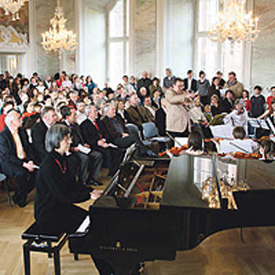 Im Rokoko-Saal präsentierte unter anderem ein Streicher- und Bläser-Ensemble unter Leitung von Gheorghe Cutitaru sein Können. Es wurde am Klavier begleitet von Pianistin Cornelia Grewelding (Mitte).