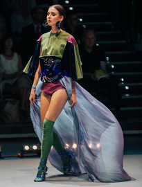 Model mit einem Kleid aus der Siegerkollektion von Nicole Turina.