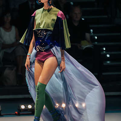 Model mit einem Kleid aus der Siegerkollektion von Nicole Turina. Foto: Marco Piecuch