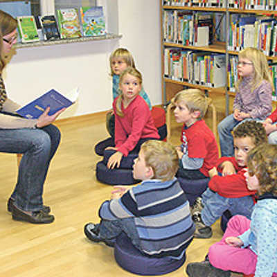 Mit einem Weihnachtsgedicht von James Krüss eröffnet Sabine Millen in der Kinderbuchabteilung die Vorlesestunde für die kleinen Besucher.