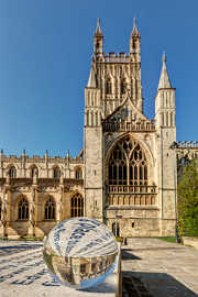 Die ab 681 entstandene Kathedrale von Gloucester ist das Wahrzeichen der im Südwesten Englands gelegenen Stadt.