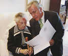 OB Helmut Schröer hat bei seinem Besuch bei der Jubilarin Margarete Kollmann viele Glückwunschschreiben im Gepäck.