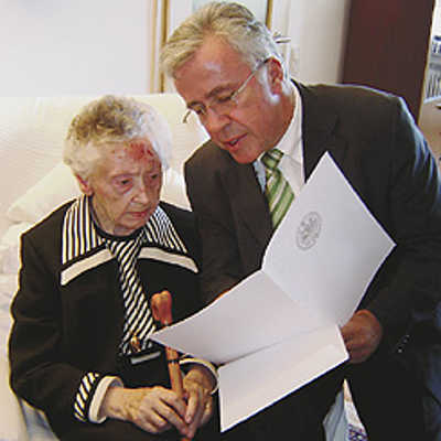 OB Helmut Schröer hat bei seinem Besuch bei der Jubilarin Margarete Kollmann viele Glückwunschschreiben im Gepäck.