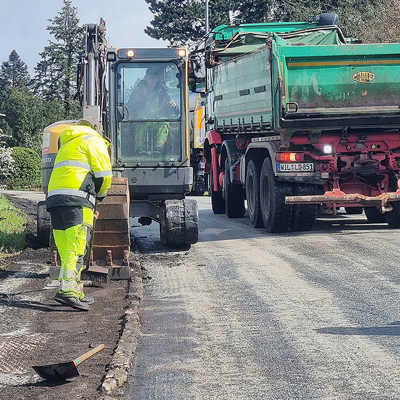 Nachdem die Arbeiten auf den verschiedenen Fahrbahnabschnitten abgeschlossen waren, setzten die Mitarbeiter der Firma Lehnen Donnerstagmittag noch den Gehweg unterhalb des Hotels Petrisberg instand.