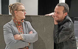Probe einer Dialogszene mit einer Schauspielerin und einem Schauspieler