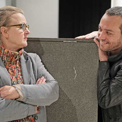 Barbara Ullmann spielt in dem Stück „Doktormutter Faust“ die Professorin Faust, die von Mephisto (Giovanni Rupp) ein verlockendes Angebot erhält. Foto: Theater Trier