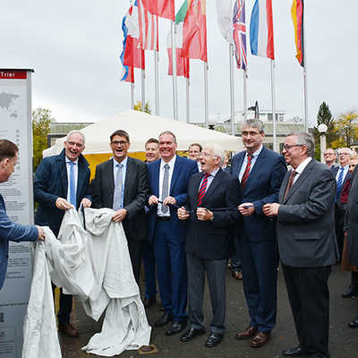 Landrat Jarek Bialk aus Puck (Polen), OB Wolfram Leibe, Landrat Günther Schartz (v. l.) sowie mehrere Gäste aus den befreundeten Kommunen und Vertreter der Partnerschaftsvereine freuen sich über die Enthüllung der Info-Stele. Foto: KV Trier-Saarburg 