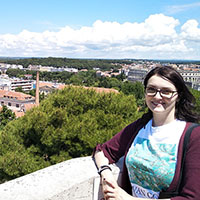 Monika Ðurak genießt den Blick vom historischen Kastel auf die Altstadt von Pula mit dem Amphitheater (rechts hinten). Foto: privat