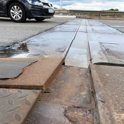 Die Aufnahme zeigt die durch ein gebrochenes Lager verursachte Gefahrenstelle auf der Fahrbahn der Konrad-Adenauer-Brücke.