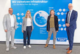 Die Bundestagsabgeordneten Verena Hubertz (SPD, 2. v. l.) und Corinna Rüffer (Grüne) informieren sich bei SWT-Vorstand Arndt Müller (links) und OB Wolfram Leibe über das neue Projekt.