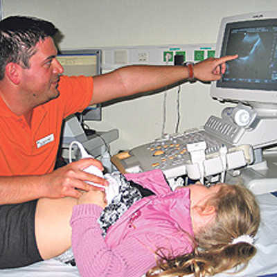 Bei der Untersuchung mit dem Ultraschallgerät. konnten die Kinder nicht nur ihr Herz schlagen sehen, sondern auch Niere, Milz oder Galle auf dem Bildschirm entdecken. Foto: Mutterhaus