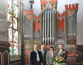 Damit die Klais-Orgel in Zukunft wieder erklingen kann, haben OB Klaus Jensen (2. v. l.), Baudezernentin Simone Kaes-Torchiani (2. v. r.) sowie Michael G. Tenschert (l.) und Kurt Kullmann (r.) vom Förderverein eine Schenkungsurkunde unterzeichnet.