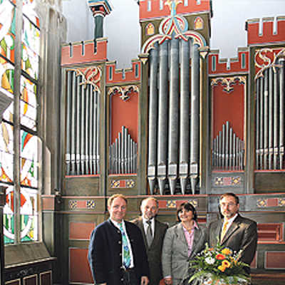 Damit die Klais-Orgel in Zukunft wieder erklingen kann, haben OB Klaus Jensen (2. v. l.), Baudezernentin Simone Kaes-Torchiani (2. v. r.) sowie Michael G. Tenschert (l.) und Kurt Kullmann (r.) vom Förderverein eine Schenkungsurkunde unterzeichnet.