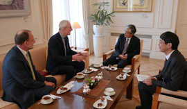 Botschafter Takeshi Yagi (2.v. r.) und Kiminori Iwama (r.), im Gespräch mit OB Wolfram Leibe (2. v. l.) und Dr. Johannes Weinand. Foto: Botschaft von Japan