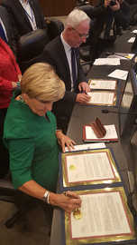 Wolfram Leibe und Betsy Price erneuern die Städtepartnerschaft zwischen Trier und Fort Worth. (Foto: M. Berntsen)