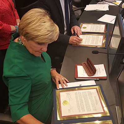 Wolfram Leibe und Betsy Price erneuern die Städtepartnerschaft zwischen Trier und Fort Worth. (Foto: M. Berntsen)