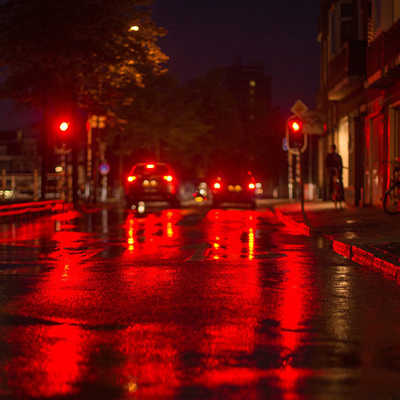 Wer bei Rot nicht anhält, sondern „noch schnell“ über die Kreuzung fährt, riskiert nicht nur einen Unfall, sondern auch ein hohes Bußgeld. Die Stadt übernimmt bald die Überwachung dieses Verstoßes. Foto: Pixabay
