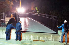 Während der Zugfahrpause in der Nacht zum Sonntag wird der neue Überbau der Hermesbrücke per Kran auf die Widerlager gelegt.