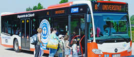 Fahrgäste steigen in einen Stadtbus ein