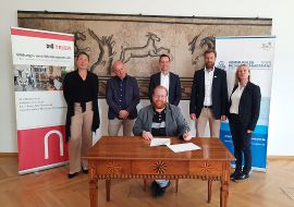 Kulturdezernent Markus Nöhl unterzeichnet die zweite Kooperationsvereinbarung „MINT-Regionalpate“.