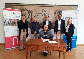 Kulturdezernent Markus Nöhl unterzeichnet die zweite Kooperationsvereinbarung „MINT-Regionalpate“.