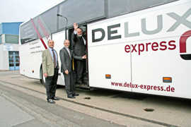 Roland Heinisch, Geschäftsführer von Voyages Emile Weber, OB Klaus Jensen und Frank Birkhäuer, Geschäftsführer SWT Verkehr (v. l.), testen den "DeLux-Express".