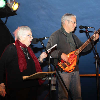 Esther Bejarano wurde auf der Bühne des Mergener Hofs unter anderem von ihrem Sohn Joram am Bass begleitet.