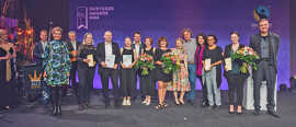 Preisträgerinnen und Preisträger der Fairtrade-Awards stehen auf einer Bühne.