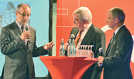 OB Klaus Jensen erläutert bei der Debatte mit Manfred Müller (Architektenkammer) und Dr. Manfred Bitter (Hwk), wie sich die Stadt auf die Folgen des demographischen Wandels vorbereitet. Foto: Sparkasse