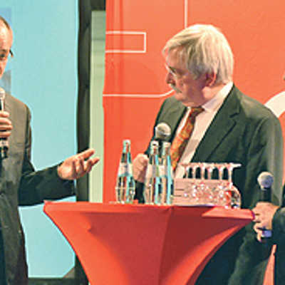 OB Klaus Jensen erläutert bei der Debatte mit Manfred Müller (Architektenkammer) und Dr. Manfred Bitter (Hwk), wie sich die Stadt auf die Folgen des demographischen Wandels vorbereitet. Foto: Sparkasse