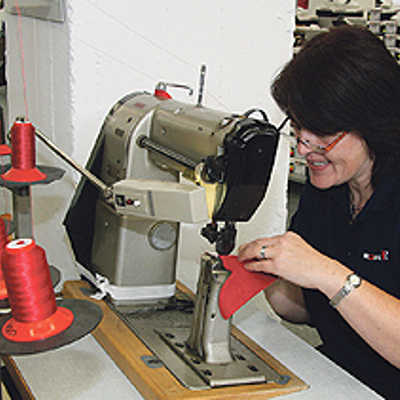Silvia Sklarek fertigt an der Nähmaschine in der Gläsernen Produktion Teile der Romika-Schuhe an. Besucher können hier bestaunen, wie kompliziert das Schuhmacherhandwerk ist.