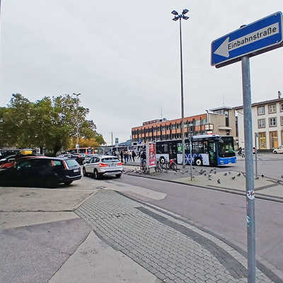 Das Einbahnstraßenschild an dieser Stelle hat bald ausgedient, denn die Fahrtrichtung auf dem Bahnhofsplatz vor dem Heitkamphaus (links) wird umgedreht. 