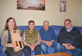 Ilse und Klaus Knopp sitzen mit Elvira Garbes und Christoph Schnorpfeil auf der Couch.