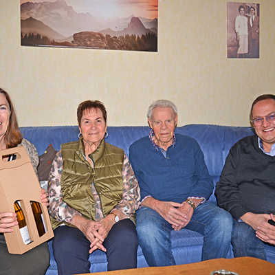 Bürgermeisterin Elvira Garbes (links) und Zewens Ortsvorsteher Christoph Schnorpfeil (rechts) gratulieren Ilse und Klaus Knopp zu ihrem 65. Hochzeitstag.