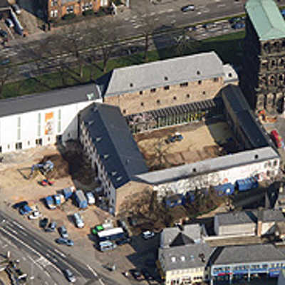Im Erweiterungsbau (weiß) und im alten Gebäudetrakt sowie im Innenhof laufen noch bis 13. Mai die Umbauarbeiten. Foto: Stadtmuseum