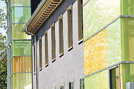 Hingucker: Stahlgerüste mit grün-gelben Glaselementen prägen die Fassade des Gebäudes 005 im Wissenschaftspark. Foto:?EGP