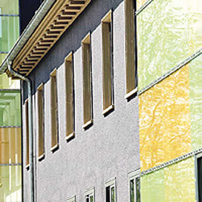 Hingucker: Stahlgerüste mit grün-gelben Glaselementen prägen die Fassade des Gebäudes 005 im Wissenschaftspark. Foto:?EGP