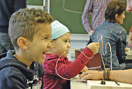 Bei einem Stromkreis-Experiment ist die Geschicklichkeit der jungen Forscher gefragt. Foto: BNT