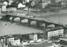 Die Römerbrücke war jeher eine der wichtigsten Verkehrsadern der Stadt (hier ein Foto aus der Nachkriegszeit). Sie wird heute täglich von etwa 14.000 Fahrzeugen überquert.