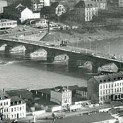 Die Römerbrücke war jeher eine der wichtigsten Verkehrsadern der Stadt (hier ein Foto aus der Nachkriegszeit). Sie wird heute täglich von etwa 14.000 Fahrzeugen überquert.