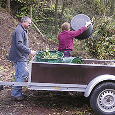 Zwei A.R.T.-Kunden entsorgen ihren Grünschnitt an einer Abgabestelle in Irsch bei Saarburg.