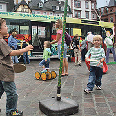 Spielerisch ihre Rechte kennen lernen, konnten die kleinen Besucher des Weltkindertages auf dem Trierer Hauptmarkt, während ihre Eltern sich an den Ständen informierten.